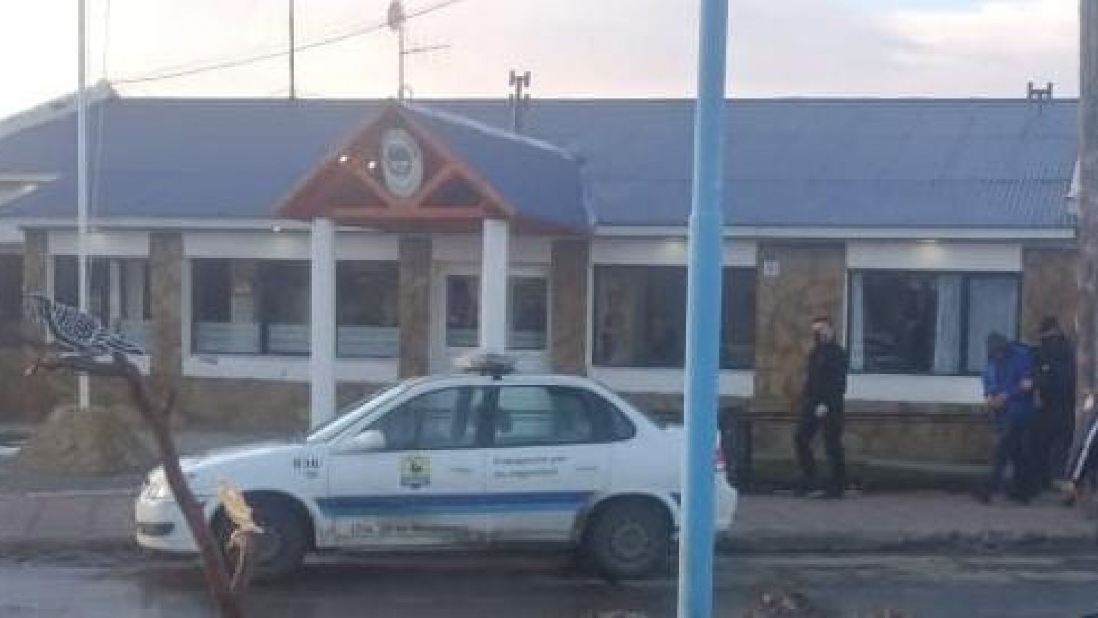 Llegó borracho, se violentó y se atrincheró armado con sus hijos en su vivienda